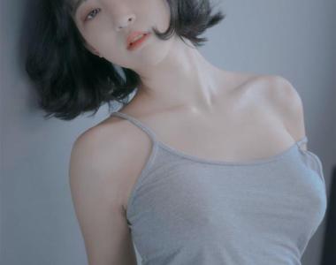 姜仁卿灰色背心壁纸