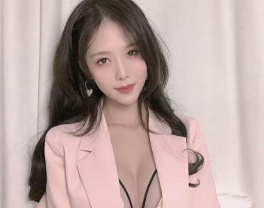 抖娘利世粉色西装壁纸